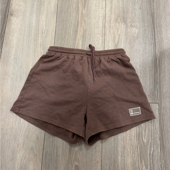 Tan lounge shorts with draw strings - Picture 2 of 4